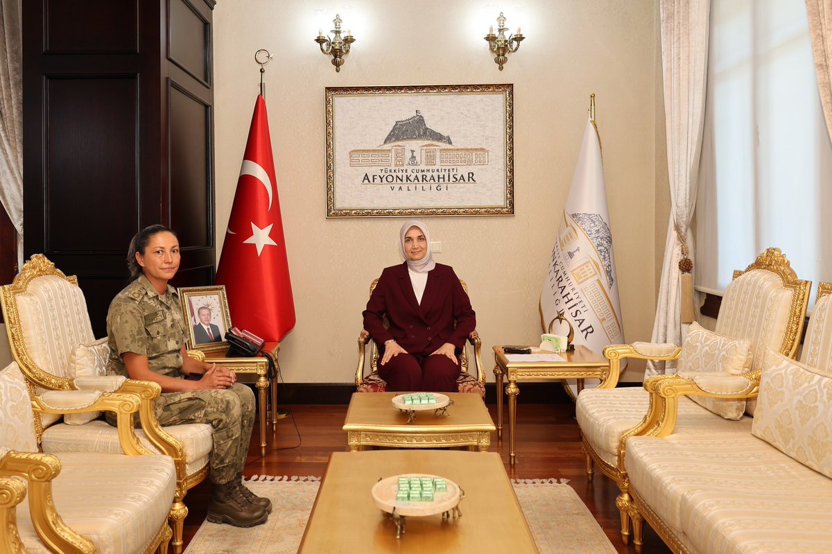 Afyonkarahisar Valisi Yiğitbaşı, Yeni Göreve Başlayacak Albay Şentürk'e Veda Etti