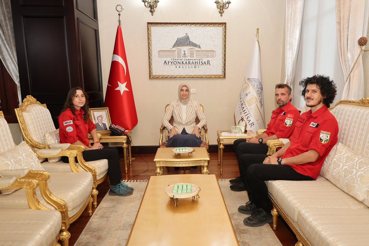 Afyonkarahisar Valisi Yiğitbaşı, AKUT Ekibini Makamında Kabul Etti