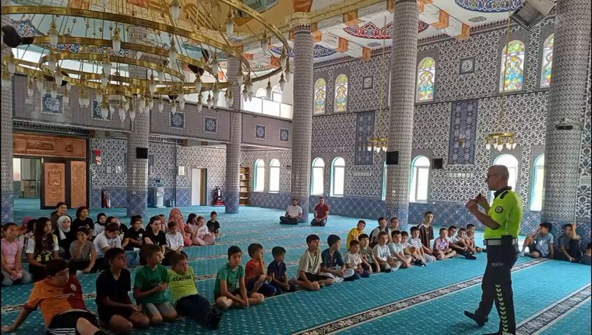 Afyonkarahisar'da Minik Kalpler Trafikte Güvende: Emniyet Müdürlüğü Kapsamlı Eğitim Veriyor
