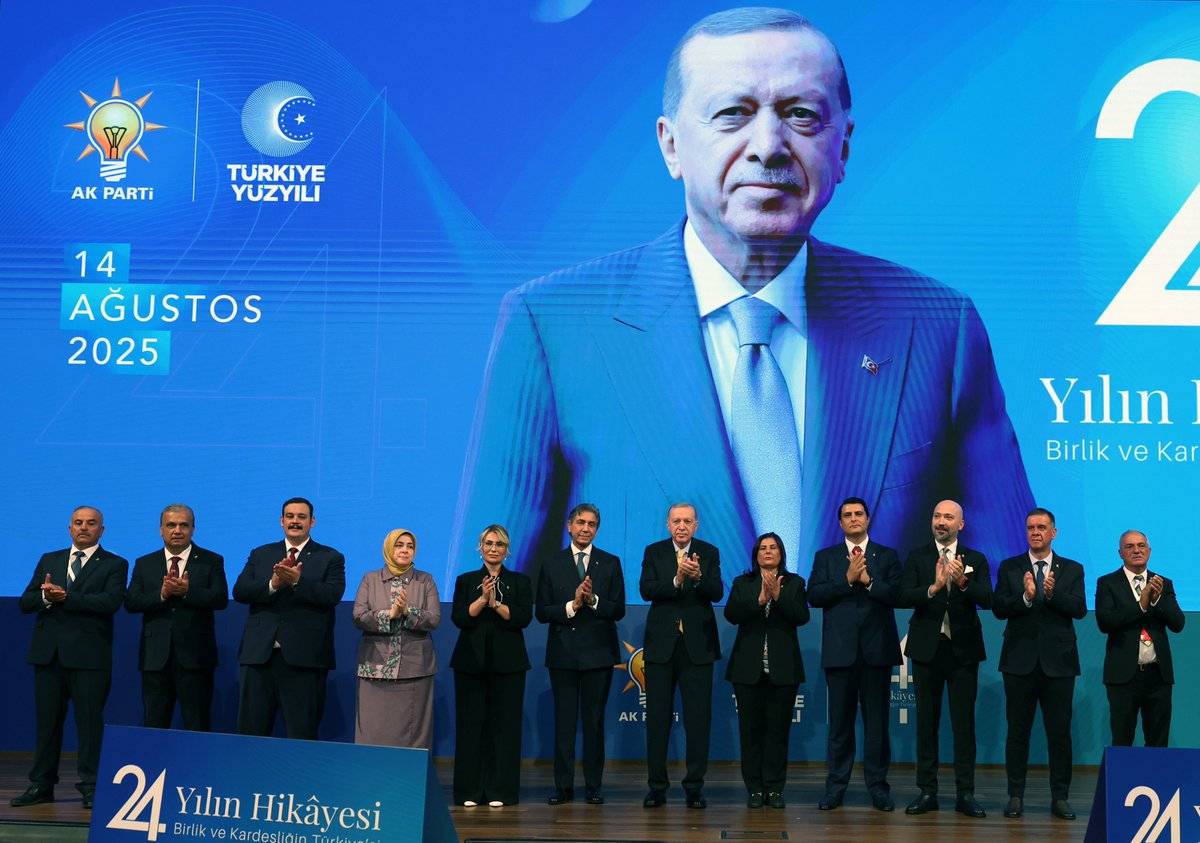 AK Parti Ailesi Büyüyor: Erdoğan, Yeni Katılımları Bağrına Bastı