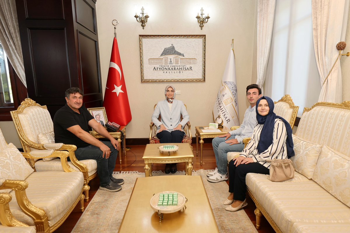 Afyonkarahisar Valisi Kübra Güran Yiğitbaşı Bursa'dan Gelen Aileyi Makamında Kabul Etti