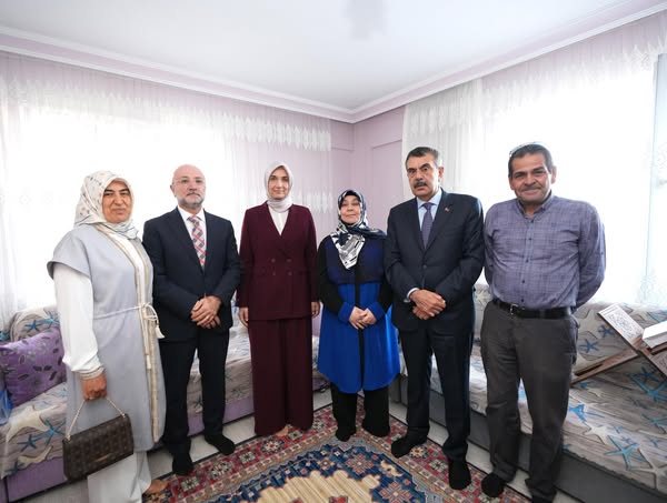 Milli Eğitim Bakanı, Emekliye Ayrılan Öğretmeni Ziyaret Etti