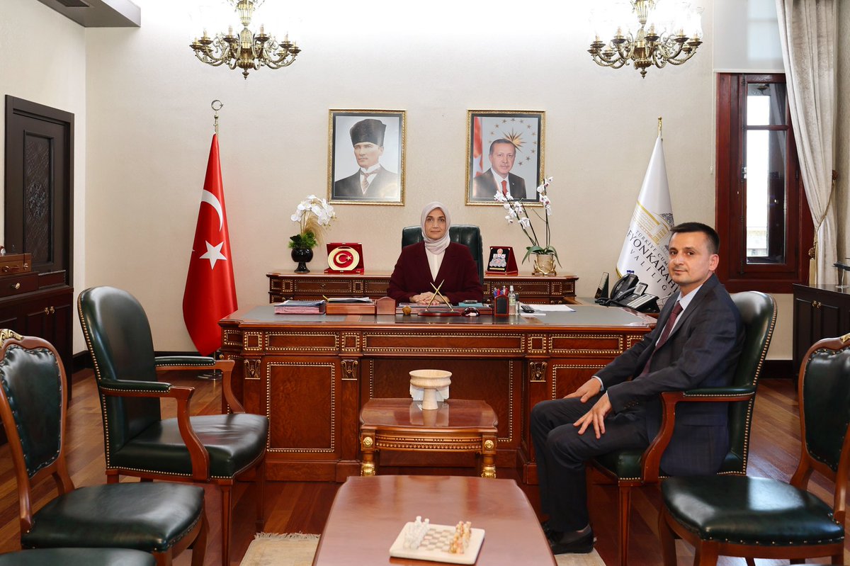 Afyonkarahisar Valiliği Hukuk Müşaviri Yeni Görevi İçin Valinin Elini Sıkıştı