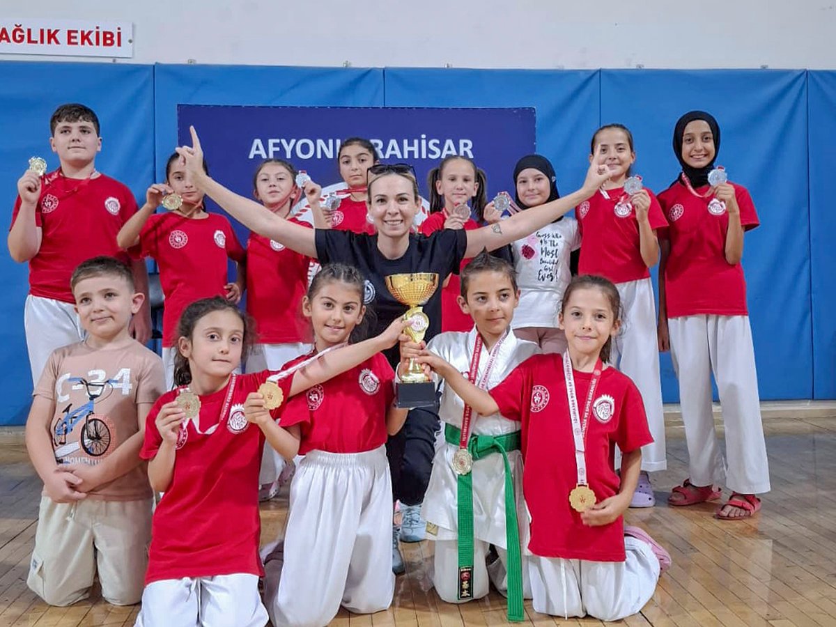 Afyonkarahisar Belediyesi Karatecileri Zafer Kupası'nı Kazandı