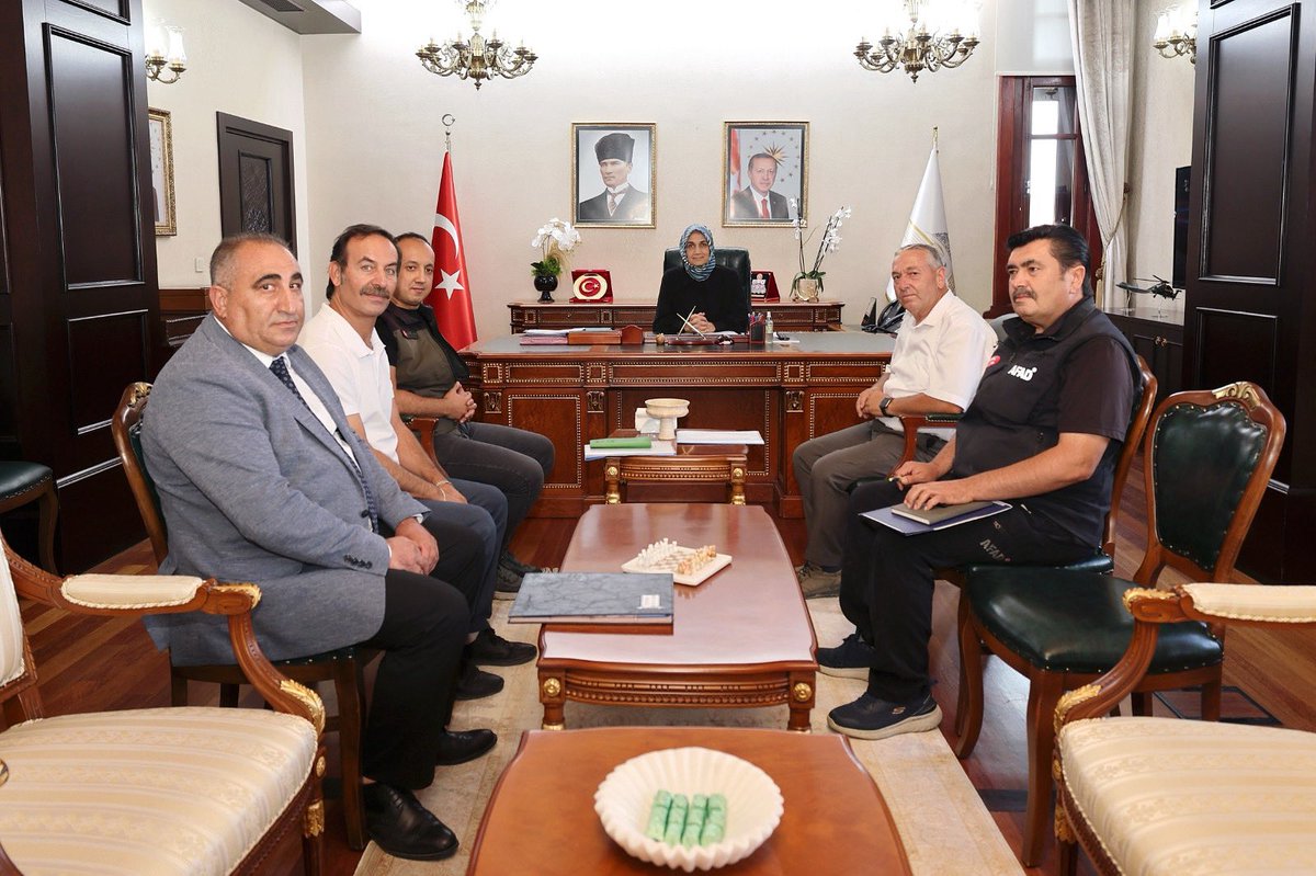 Afyonkarahisar Valisi Yiğitbaşı, Muhtarı ve İş Yöneticilerini Makamında Kabul Etti