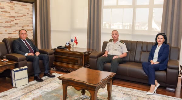 Tümgeneral Diker, AKÜ Rektörü Karakaş'ı Ziyaret Etti ve Kitap Hediye Aldı