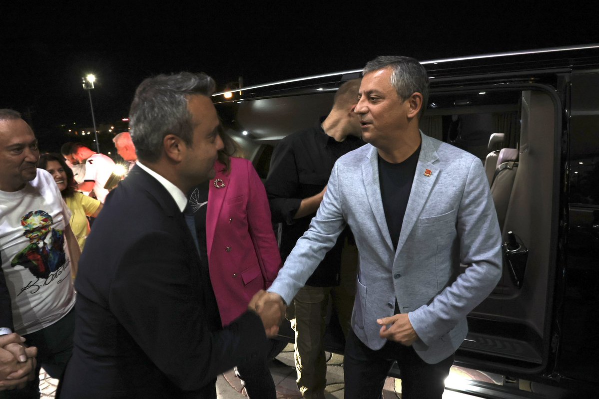 CHP Afyonkarahisar'da Coşkulu Karşılama: Özgür Özel'in Ziyaretiyle Kurtuluş Meşalesi Yakıldı