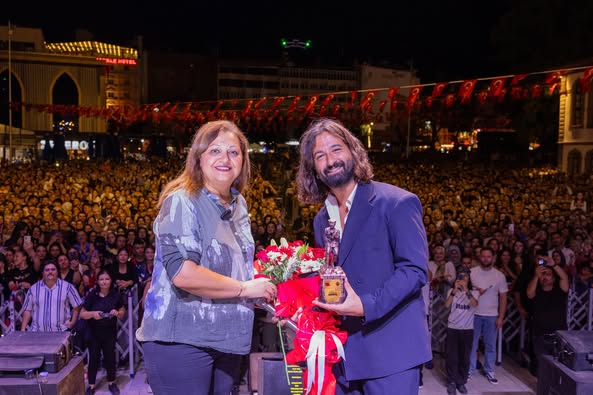 Afyonkarahisar'da Zafer Haftası Coşkusu: Koray Avcı Konseri Binlerce Kişiyi Birleştirdi