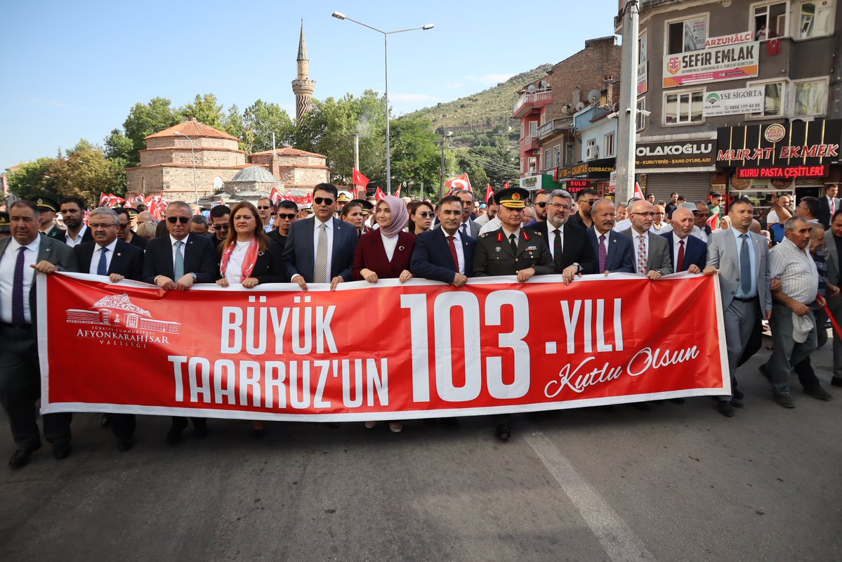 Afyonkarahisar'da Zafer Haftası Coşkusu: İyi Parti Milletvekili Hakan Şeref Olgun Halkla Birlikte Yürüdü