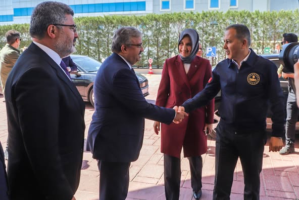 İçişleri Bakanı Yerlikaya, Afyonkarahisar'da AK Parti Teşkilatını Ziyaret Etti