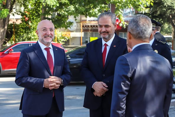 Afyonkarahisar'da Zafer Bayramı Kutlamaları: Çelenk ve Gururla Anma
