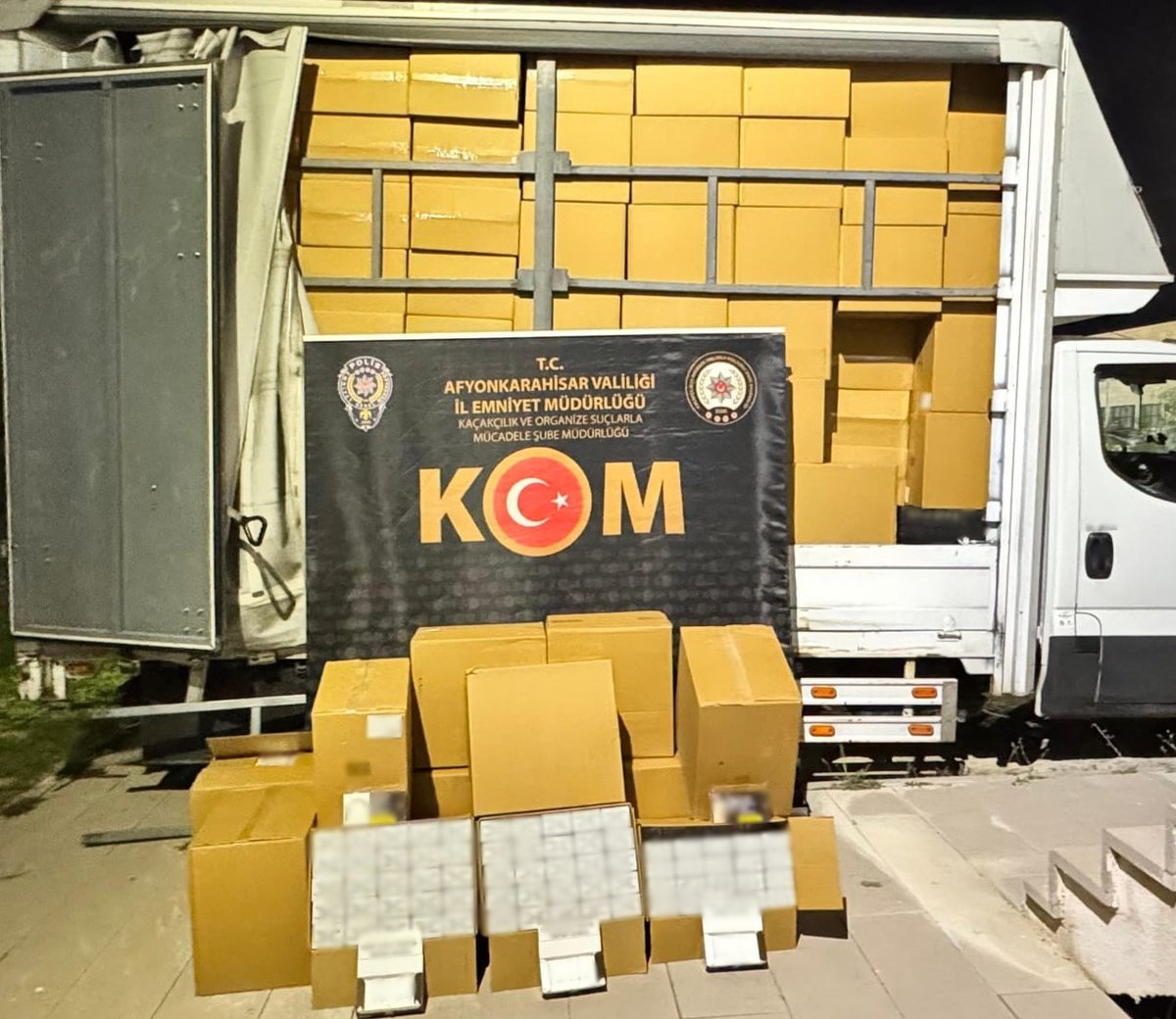 Afyonkarahisar'da Kaçakçılık Operasyonu: Çay İlçesinde Araçta Arama Yapıldı