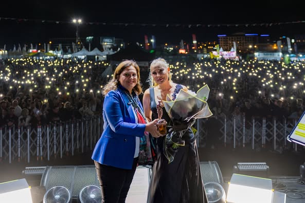 Afyonkarahisar'da Festival Coşkusu: Eda Tatlıbel ve Funda Arar Sahne Aldı