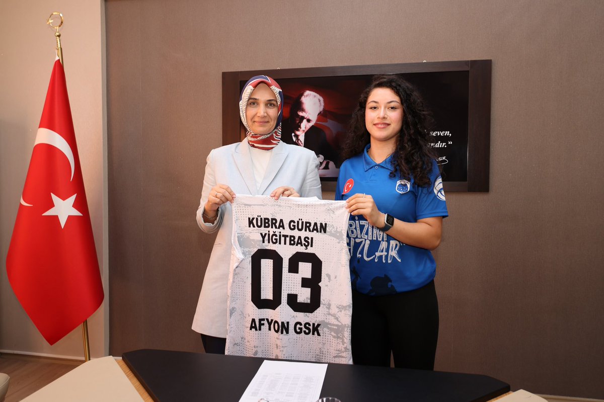 Afyonkarahisar Valisi Yiğitbaşı, Voleybol İkinci Lige Yükselen Takımı Kabul Etti