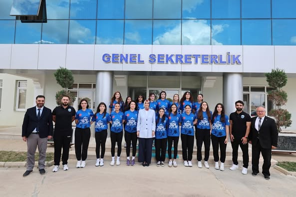 Afyon Gençlik ve Spor Kulübü Bizim Gızlar Takımı Valisini Ziyaret Etti
