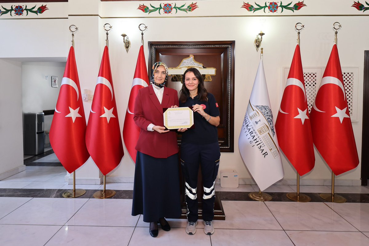 Afyonkarahisar'da Aile Yılı'na Örnek Teşvik: Psikolog ve 112 Personeline Başarı Belgesi