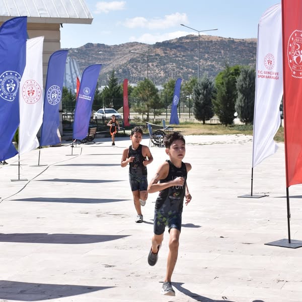 Afyonkarahisar'da Triatlon Yarışları Tamamlandı: 95 Sporcu Rekabet Etti
