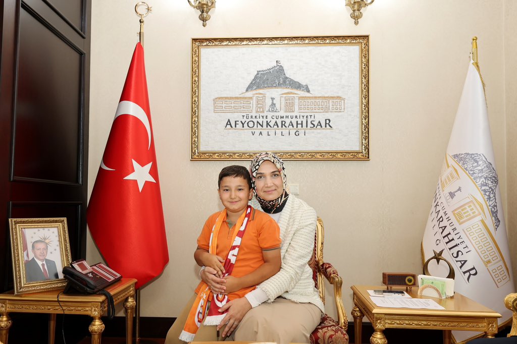 Afyonkarahisar Valisi Yiğitbaşı, İlköğretim Haftası Şiiri Okuyan Öğrenciyi Makamında Ağırladı