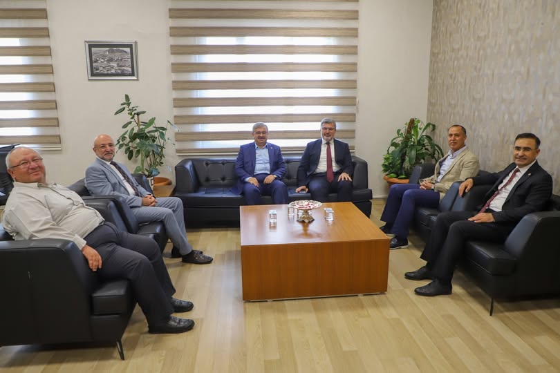 AK Parti Afyonkarahisar Heyeti Yeni Hastane Uzmanına Hayırlı Olsun Ziyareti Gerçekleştirdi