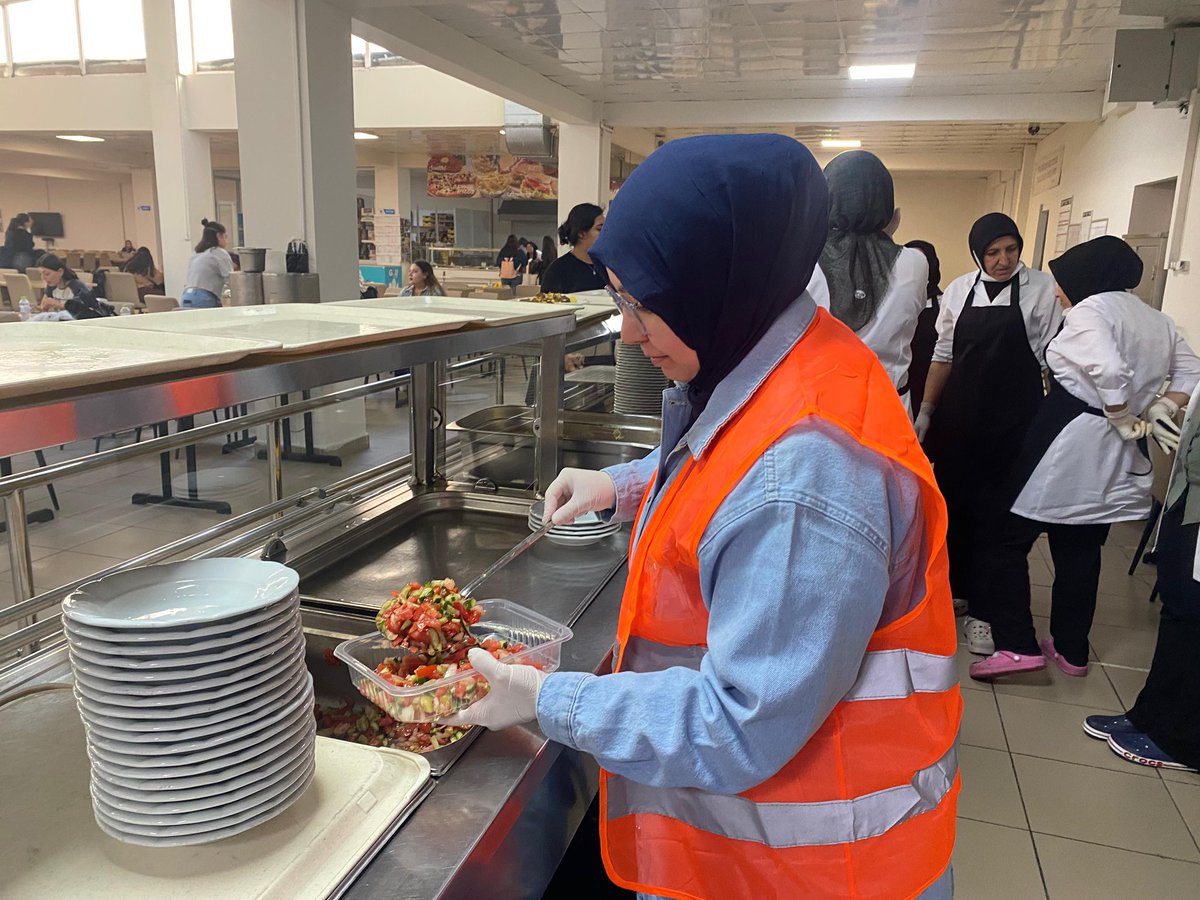 GSB Afyonkarahisar'da Komşum Projesi ile İhtiyaç Sahiplerine Sıcak Yemek Ulaştırılıyor