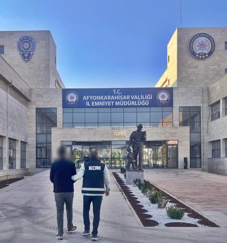 Afyonkarahisar'da Nitelikli Dolandırıcılık Suçundan Aranan Şahıs Yakalandı