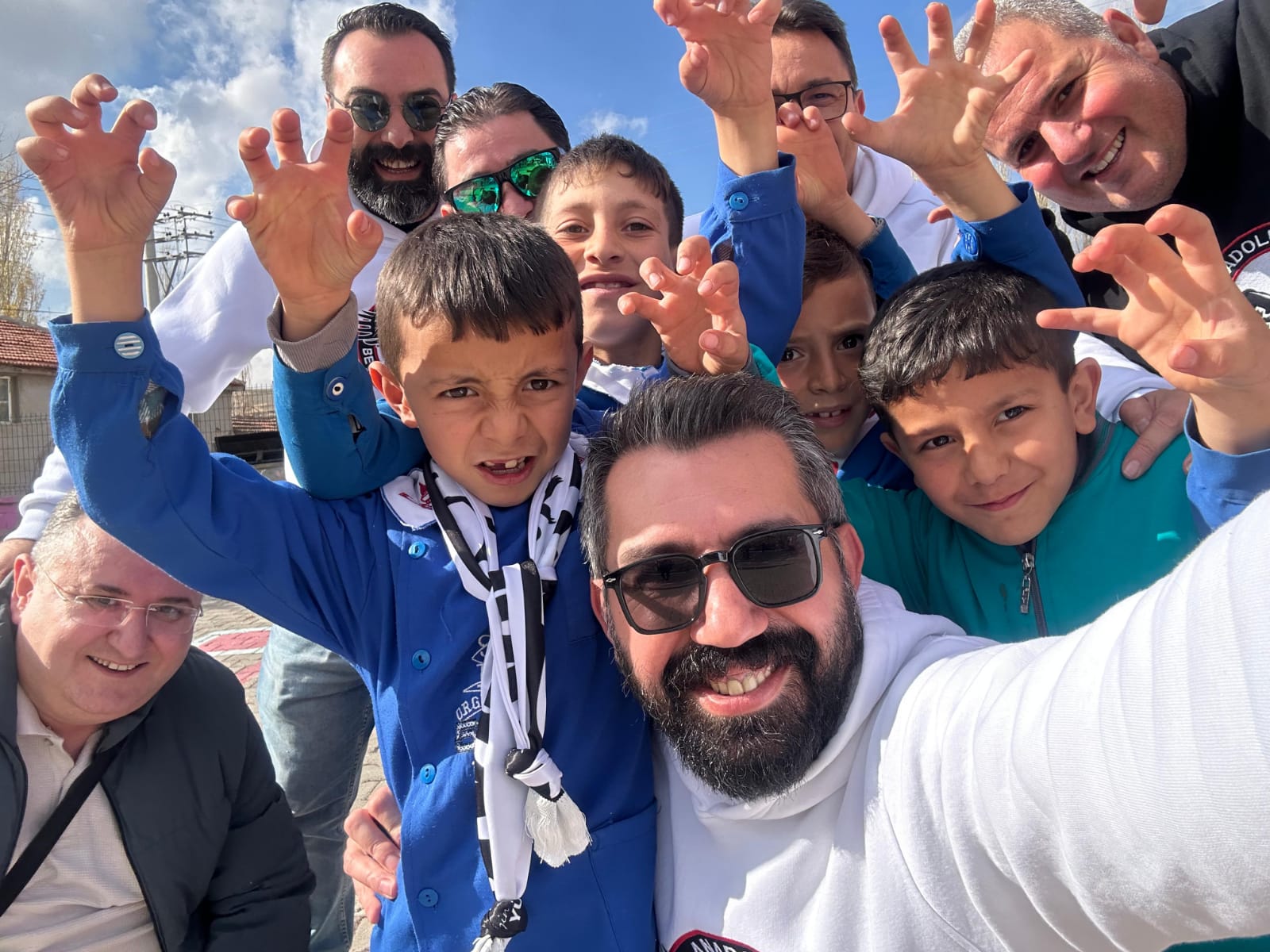 Anadolu Beşiktaşlılar Derneği’nden Kızıldağ İlkokulu’na Kışlık Giyim ve Kitap Desteği